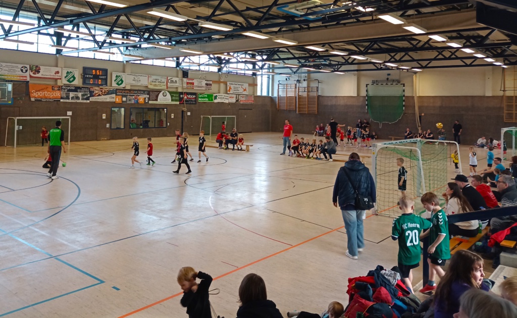 Auf zwei Spielfeldern traten die Teams gegeneinander an.